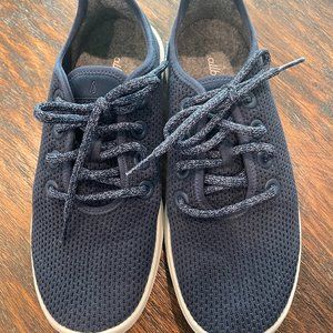Like new! Allbirds women's casual lace up tree runners shoes.  Size 7W.